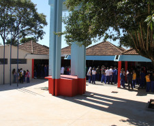 A reforma do Colégio Estadual Presidente Costa e Silva, que atende a 771 alunos nos três períodos, durou 12 meses e custou R$ 1,6 milhão. A comunidade aguardava a obra há 18 anos. A situação da escola ficou tão ruim que ela chegou a ser interditada por dez dias no começo de 2011.<br />
<br />
Veja mais fotos em: <a href=" http://www.flickr.com/photos/flavioarns/sets/72157633286726124/" target="_blank"> http://www.flickr.com/photos/flavioarns/</a>