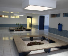 A reforma do Colégio Estadual Presidente Costa e Silva, que atende a 771 alunos nos três períodos, durou 12 meses e custou R$ 1,6 milhão. A comunidade aguardava a obra há 18 anos. A situação da escola ficou tão ruim que ela chegou a ser interditada por dez dias no começo de 2011.<br />
<br />
Veja mais fotos em: <a href=" http://www.flickr.com/photos/flavioarns/sets/72157633286726124/" target="_blank"> http://www.flickr.com/photos/flavioarns/</a>