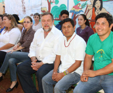 A escola indígena Teko Nemoingo, de São Miguel do Iguaçu, foi inaugurada nesta sexta-feira pelo vice-governador e começou a funcionar no início do ano letivo e atende a 360 estudantes da aldeia Guarani Tekoa Ocoy, com ensino médio, fundamental, cursos de línguas e contraturno.<br />
<br />
Veja mais fotos em: <a href=" http://www.flickr.com/photos/flavioarns/sets/72157633282643093/" target="_blank"> http://www.flickr.com/photos/flavioarns/</a>