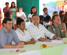 A escola indígena Teko Nemoingo, de São Miguel do Iguaçu, foi inaugurada nesta sexta-feira pelo vice-governador e começou a funcionar no início do ano letivo e atende a 360 estudantes da aldeia Guarani Tekoa Ocoy, com ensino médio, fundamental, cursos de línguas e contraturno.<br />
<br />
Veja mais fotos em: <a href=" http://www.flickr.com/photos/flavioarns/sets/72157633282643093/" target="_blank"> http://www.flickr.com/photos/flavioarns/</a>