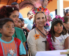 A escola indígena Teko Nemoingo, de São Miguel do Iguaçu, foi inaugurada nesta sexta-feira pelo vice-governador e começou a funcionar no início do ano letivo e atende a 360 estudantes da aldeia Guarani Tekoa Ocoy, com ensino médio, fundamental, cursos de línguas e contraturno.<br />
<br />
Veja mais fotos em: <a href=" http://www.flickr.com/photos/flavioarns/sets/72157633282643093/" target="_blank"> http://www.flickr.com/photos/flavioarns/</a>