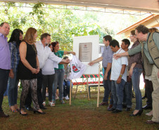 A escola indígena Teko Nemoingo, de São Miguel do Iguaçu, foi inaugurada nesta sexta-feira pelo vice-governador e começou a funcionar no início do ano letivo e atende a 360 estudantes da aldeia Guarani Tekoa Ocoy, com ensino médio, fundamental, cursos de línguas e contraturno.<br />
<br />
Veja mais fotos em: <a href=" http://www.flickr.com/photos/flavioarns/sets/72157633282643093/" target="_blank"> http://www.flickr.com/photos/flavioarns/</a>