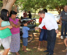 A escola indígena Teko Nemoingo, de São Miguel do Iguaçu, foi inaugurada nesta sexta-feira pelo vice-governador e começou a funcionar no início do ano letivo e atende a 360 estudantes da aldeia Guarani Tekoa Ocoy, com ensino médio, fundamental, cursos de línguas e contraturno.<br />
<br />
Veja mais fotos em: <a href=" http://www.flickr.com/photos/flavioarns/sets/72157633282643093/" target="_blank"> http://www.flickr.com/photos/flavioarns/</a>