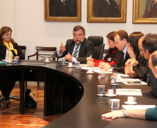 Grupo de trabalho formado pelo Governo do Paraná e o Fórum das Entidades Sindicais irá avançar na implantação de um novo modelo de plano de saúde para os funcionários estaduais. <br />
<br />
Veja mais fotos em: <a href=" http://www.flickr.com/photos/flavioarns/sets/72157633319770098/" target="_blank"> http://www.flickr.com/photos/flavioarns/</a>