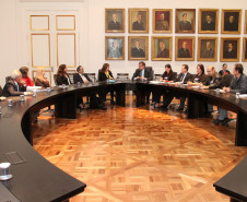 Grupo de trabalho formado pelo Governo do Paraná e o Fórum das Entidades Sindicais irá avançar na implantação de um novo modelo de plano de saúde para os funcionários estaduais. <br />
<br />
Veja mais fotos em: <a href=" http://www.flickr.com/photos/flavioarns/sets/72157633319770098/" target="_blank"> http://www.flickr.com/photos/flavioarns/</a>