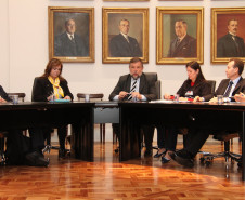 Grupo de trabalho formado pelo Governo do Paraná e o Fórum das Entidades Sindicais irá avançar na implantação de um novo modelo de plano de saúde para os funcionários estaduais. <br />
<br />
Veja mais fotos em: <a href=" http://www.flickr.com/photos/flavioarns/sets/72157633319770098/" target="_blank"> http://www.flickr.com/photos/flavioarns/</a>