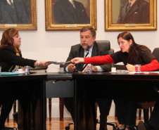 Grupo de trabalho formado pelo Governo do Paraná e o Fórum das Entidades Sindicais irá avançar na implantação de um novo modelo de plano de saúde para os funcionários estaduais. <br />
<br />
Veja mais fotos em: <a href=" http://www.flickr.com/photos/flavioarns/sets/72157633319770098/" target="_blank"> http://www.flickr.com/photos/flavioarns/</a>