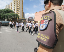 Os equipamentos fazem parte do programa Brigada Escolar, que treina alunos, funcionários e professores sobre situações de perigo.