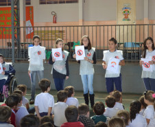 Estudantes da Sala de Recursos desenvolveram atividades dentro da escola para ajudar na prevenção e no combate ao mosquito transmissor da doença.