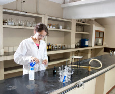 13-03-13 - CEEP - Centro Estadual Educacional Profissional, laboratórios de aula, aluna Debóra Cristina Soares de 15 anos do segundo ano de química. 