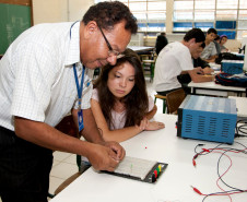 13-03-13 - CEEP - Centro Estadual Educacional Profissional, laboratórios de aula, foto de aula de eletrônica com o professor Jurandir da Silva e a aluna Flávia Govea Santos de 15 anos. 