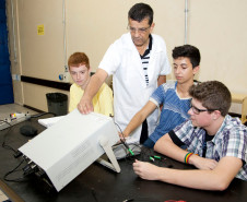 13-03-13 - CEEP - Centro Estadual Educacional Profissional, laboratórios de aula, estudantes de eletronica analógica. 