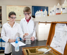 13-03-13 - CEEP - Centro Estadual Educacional Profissional, laboratórios de aula, na foto a aluna Maria Carolina de 15 anos e o aluno Alvaro Mateus Valenza de 15 anos estudantes de química analítica. 