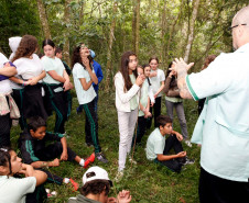 Campo Magro - 23-04-13 - Colégio Estadual Campo Magro, alunos andam pela trilha feita pelos professores no colégio.  