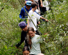 Campo Magro - 23-04-13 - Colégio Estadual Campo Magro, alunos andam pela trilha feita pelos professores no colégio. 