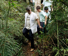Campo Magro - 23-04-13 - Colégio Estadual Campo Magro, alunos andam pela trilha feita pelos professores no colégio.  