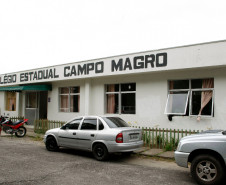 Campo Magro - 23-04-13 - Colégio Estadual Campo Magro, alunos andam pela trilha feita pelos professores no colégio.  