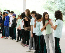 Campo Magro - 23-04-13 - Colégio Estadual Campo Magro, alunos andam pela trilha feita pelos professores no colégio. 