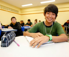 São José dos Pinhais - 25-04-13 - Escola Estadual Tarsila do Amaral inaugurada em Fevereiro, Matheus Manoel Pacheco de 15 anos do primeiro ano. Foto: Hedeson Alves