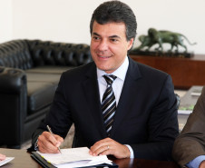 O investimento serve para atender escolas estaduais em casos de emergência. O recurso será destinado pela Secretaria de Estado da Educação em lotes para os Núcleos Regionais de Educação, que indicarão as escolas que precisam de reparos emergenciais.