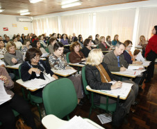 Profissionais que trabalham com o sistema prisional no Paraná estão reunidos para debater sobre legislação e uma nova proposta pedagógica específica para o atendimento das pessoas privadas de liberdade.