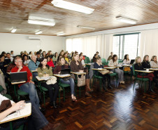 Profissionais que trabalham com o sistema prisional no Paraná estão reunidos para debater sobre legislação e uma nova proposta pedagógica específica para o atendimento das pessoas privadas de liberdade.