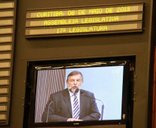 Flávio Arns destacou a valorização profissional, a qualidade na merenda escolar, a construção de novas escolas e reformas em todo o Paraná.<br />
<br />
Veja mais fotos em: <a href=" http://www.flickr.com/photos/flavioarns/sets/72157633419841063/" target="_blank"> http://www.flickr.com/photos/flavioarns/</a>