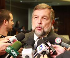Flávio Arns destacou a valorização profissional, a qualidade na merenda escolar, a construção de novas escolas e reformas em todo o Paraná.<br />
<br />
Veja mais fotos em: <a href=" http://www.flickr.com/photos/flavioarns/sets/72157633419841063/" target="_blank"> http://www.flickr.com/photos/flavioarns/</a>