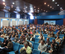Paraná adere a programa que amplia a jornada de estudantes, disponível em 93 escolas da rede estadual. Milhares de alunos participam.
