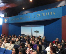 Paraná adere a programa que amplia a jornada de estudantes, disponível em 93 escolas da rede estadual. Milhares de alunos participam.