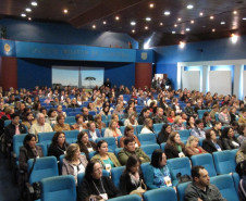 Paraná adere a programa que amplia a jornada de estudantes, disponível em 93 escolas da rede estadual. Milhares de alunos participam.