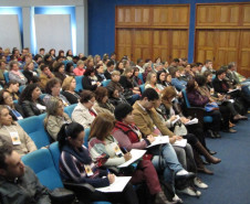 Paraná adere a programa que amplia a jornada de estudantes, disponível em 93 escolas da rede estadual. Milhares de alunos participam.