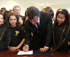 Governo do Estado vai investir R$ 5 milhões na obra, que é aguardada há mais de sete anos. O projeto da reconstrução foi discutido diretamente com a comunidade escolar, que apontou as principais demandas do prédio e dos alunos.<br />
<br />
Veja mais fotos em: <a href="http://www.flickr.com/photos/flavioarns/sets/72157633451217774/" target="_blank">http://www.flickr.com/photos/flavioarns/</a>