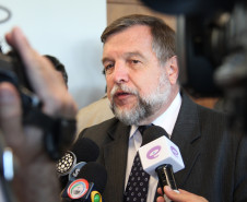 Governo do Estado vai investir R$ 5 milhões na obra, que é aguardada há mais de sete anos. O projeto da reconstrução foi discutido diretamente com a comunidade escolar, que apontou as principais demandas do prédio e dos alunos.<br />
<br />
Veja mais fotos em: <a href="http://www.flickr.com/photos/flavioarns/sets/72157633451217774/" target="_blank">http://www.flickr.com/photos/flavioarns/</a>