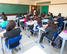 04-03-13 - Escola Estadual Geraldina da Mota em Campo Largo no bairro Ferraria, alunos em sala de aula.  