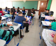 O Governo do Paraná vai concluir a renovação o mobiliário de 60% das escolas estaduais. Colégio Geraldina Mota.
Curitiba, 04/04/2013. 