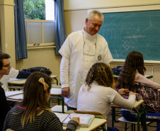 Professores da rede estadual de ensino aprovam a hora atividade. Na foto, Izael Furlan, professor de Geografia do Colégio Estadual do Paraná, na sala de aula do Primeiro Ano do Ensino Médio. Curitiba, 10/05/2013.  