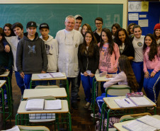 Professores da rede estadual de ensino aprovam a hora atividade. Na foto, Izael Furlan, professor de Geografia do Colégio Estadual do Paraná, na sala de aula do Primeiro Ano do Ensino Médio. Curitiba, 10/05/2013. 