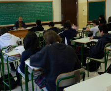 Professores da rede estadual de ensino aprovam a hora atividade. Na foto, Luiz Gustavo, professor de português, durante aula de literatura no Colégio Pedro Macedo. Curitiba ,10/05/2013. 