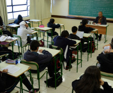 Professores da rede estadual de ensino aprovam a hora atividade. Na foto, Luiz Gustavo, professor de português, durante aula de literatura no Colégio Pedro Macedo. Curitiba ,10/05/2013. 