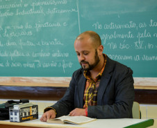 Professores da rede estadual de ensino aprovam a hora atividade. Na foto, Luiz Gustavo, professor de português, durante aula de literatura no Colégio Pedro Macedo. Curitiba ,10/05/2013. 