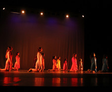 Grupo de Dança Contemporânea do Colégio Estadual do Paraná homenageou Helena Kolody. Público incluiu o governador em exercício, Flávio Arns. <br />
<br />
Veja mais fotos em: <a href=" http://www.flickr.com/photos/flavioarns/sets/72157633494529676/" target="_blank"> http://www.flickr.com/photos/flavioarns/</a>