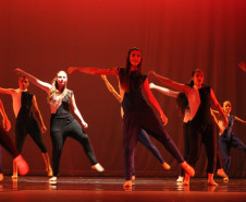 Grupo de Dança Contemporânea do Colégio Estadual do Paraná homenageou Helena Kolody. Público incluiu o governador em exercício, Flávio Arns. <br />
<br />
Veja mais fotos em: <a href=" http://www.flickr.com/photos/flavioarns/sets/72157633494529676/" target="_blank"> http://www.flickr.com/photos/flavioarns/</a>