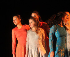 Grupo de Dança Contemporânea do Colégio Estadual do Paraná homenageou Helena Kolody. Público incluiu o governador em exercício, Flávio Arns. <br />
<br />
Veja mais fotos em: <a href=" http://www.flickr.com/photos/flavioarns/sets/72157633494529676/" target="_blank"> http://www.flickr.com/photos/flavioarns/</a>