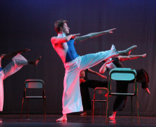 Grupo de Dança Contemporânea do Colégio Estadual do Paraná homenageou Helena Kolody. Público incluiu o governador em exercício, Flávio Arns. <br />
<br />
Veja mais fotos em: <a href=" http://www.flickr.com/photos/flavioarns/sets/72157633494529676/" target="_blank"> http://www.flickr.com/photos/flavioarns/</a>