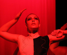 Grupo de Dança Contemporânea do Colégio Estadual do Paraná homenageou Helena Kolody. Público incluiu o governador em exercício, Flávio Arns. <br />
<br />
Veja mais fotos em: <a href=" http://www.flickr.com/photos/flavioarns/sets/72157633494529676/" target="_blank"> http://www.flickr.com/photos/flavioarns/</a>