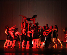 Grupo de Dança Contemporânea do Colégio Estadual do Paraná homenageou Helena Kolody. Público incluiu o governador em exercício, Flávio Arns. <br />
<br />
Veja mais fotos em: <a href=" http://www.flickr.com/photos/flavioarns/sets/72157633494529676/" target="_blank"> http://www.flickr.com/photos/flavioarns/</a>