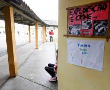 Em Curitiba, alunos do Colégio Estadual Senhorinha de Moraes Sarmento, participam de um concurso de grafite. A melhor arte será reproduzida no muro da escola. Os estudantes estão fazendo ainda um jornal mural com informações sobre a temática, escrevendo poesias e confeccionando cartazes. A flor símbolo do dia também será pintada no colégio. 