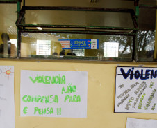 Em Curitiba, alunos do Colégio Estadual Senhorinha de Moraes Sarmento, participam de um concurso de grafite. A melhor arte será reproduzida no muro da escola. Os estudantes estão fazendo ainda um jornal mural com informações sobre a temática, escrevendo poesias e confeccionando cartazes. A flor símbolo do dia também será pintada no colégio. 