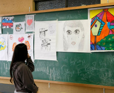 Em Curitiba, alunos do Colégio Estadual Senhorinha de Moraes Sarmento, participam de um concurso de grafite. A melhor arte será reproduzida no muro da escola. Os estudantes estão fazendo ainda um jornal mural com informações sobre a temática, escrevendo poesias e confeccionando cartazes. A flor símbolo do dia também será pintada no colégio. 